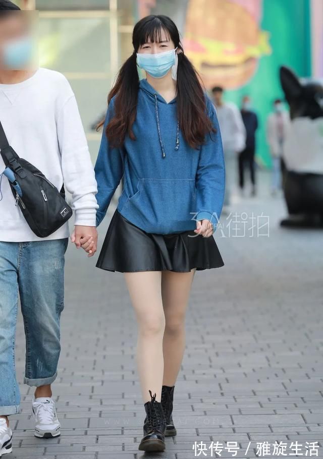 美腿|街拍：皮肤白皙的小姐姐，一身气质短裙穿搭，秀出修长的美腿