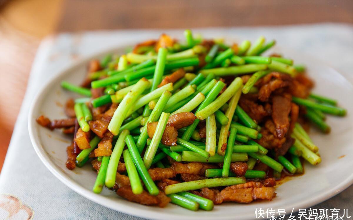 炒蒜苔时不要再直接下锅了,少做了一步,蒜苔不清脆也不入味