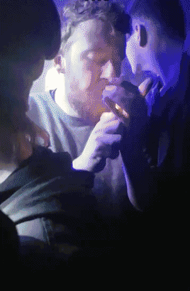 |搞笑GIF：这哥们是喝多少酒呀，一直在那抽火机