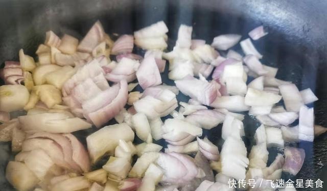 在家自制餐厅里的招牌芝香焗饭，方法简单食材简单，口味不简单