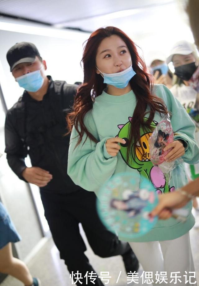 气质 今年卫衣该咋选?雾霾蓝薄荷绿各有特色,搭配好太时髦