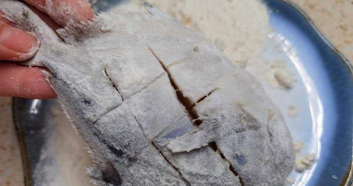 秋天碰到此鱼，我从不还价，一次准买5斤，营养极高，煎着吃最香