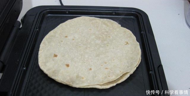 烙油饼,用清水和面是“外行”!做好这3点,柔软筋道,放凉不硬