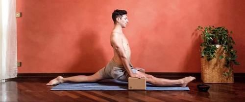 柔韧性|看了这个小哥的劈竖叉过程,我对自己下一字马的信心又增加了几分