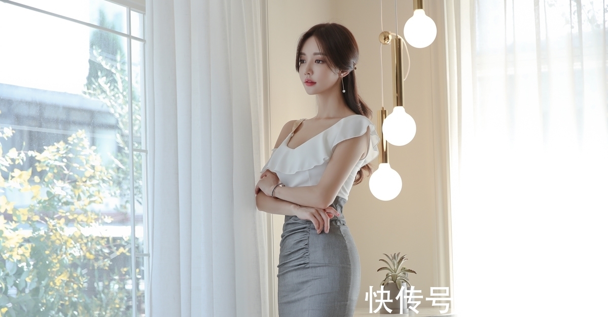 优雅|穿搭秀，白皙阳光的紧身裙美女，展现与众不同的气质