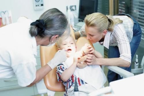 蛀牙|孩子满口蛀牙很多时候并不是因为吃糖果,而是家长这 3 种习惯害的
