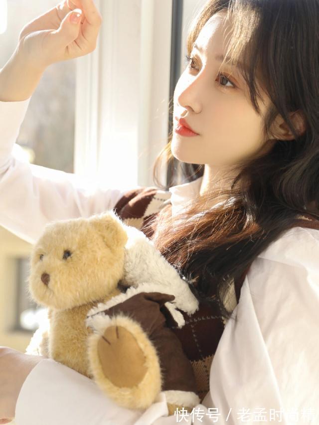 针织 格子针织坎肩背心搭配白衬衫,清爽自然,短裙搭配中筒袜,好看