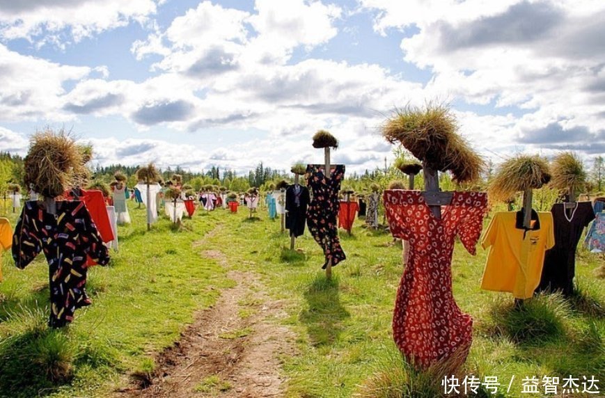 世界上最诡异的农田，分布着近千个稻草人，游客经过瞬间被吓到
