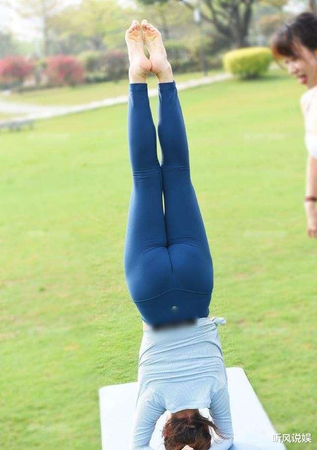 打底裤塑造经典身型，穿起来简单端庄，时尚美观