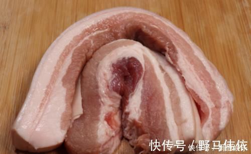色香味|五花肉这样做真过瘾，不加水不加油，简单2步，上桌连汤汁都不剩