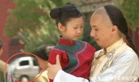 |搞笑又尴尬的穿帮，看一次笑一次，网友：导演我们聊聊