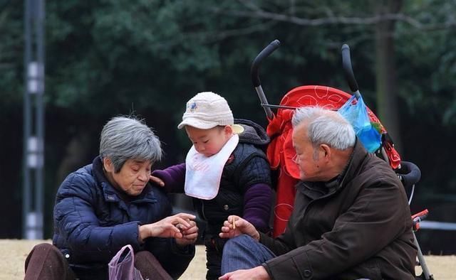 孙子|过年回家，奶奶逗孙子：不叫奶奶不给你住，孩子的话戳痛了她的心