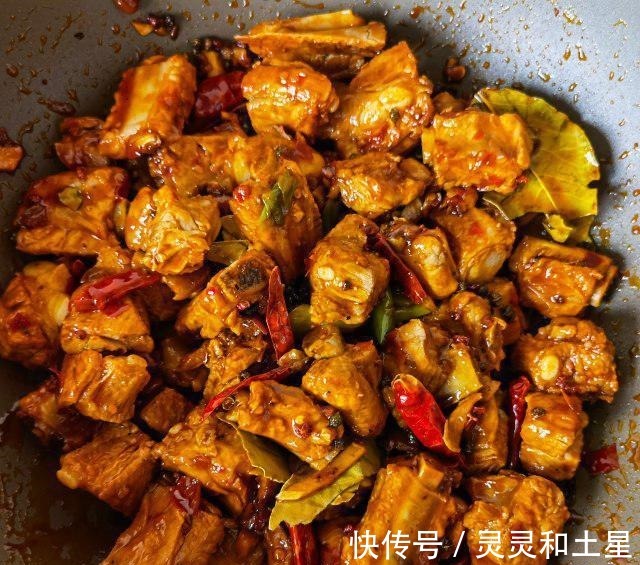 美食天下|十三香麻辣排骨，麻辣入味儿，好吃下饭！