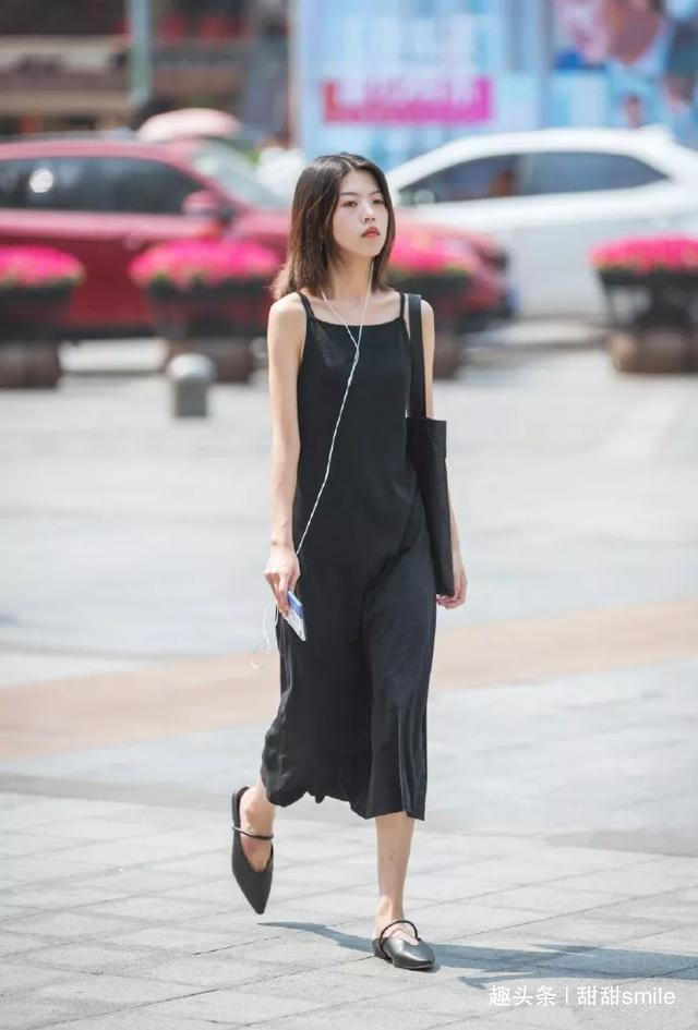 搭配 美女脚上搭配着一双一字带的黑色高跟凉鞋,气质时尚,又带着魅力