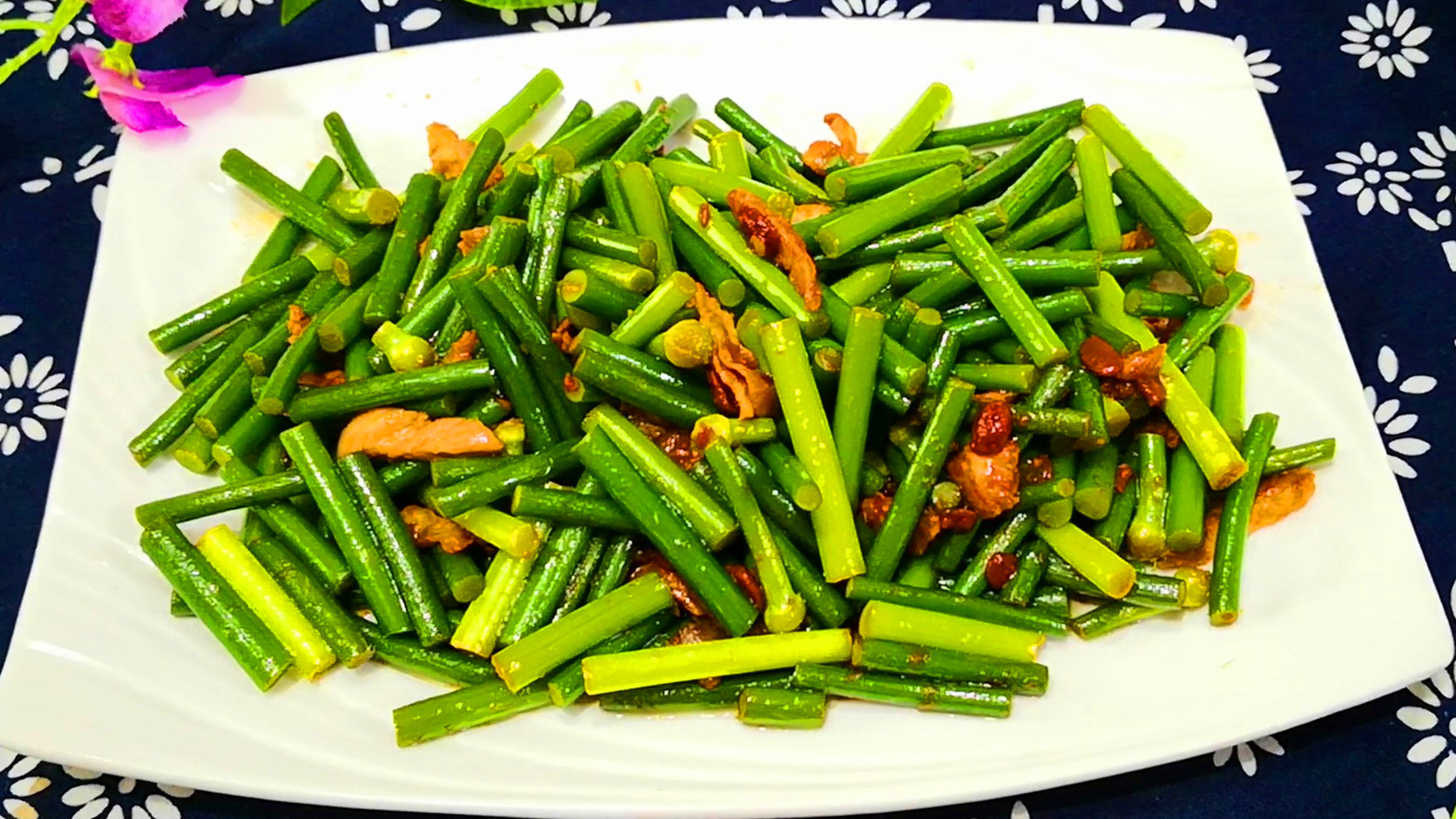 饭店|蒜苔怎么炒才好吃原来有秘诀,多加关键1步,蒜苔又香又入味