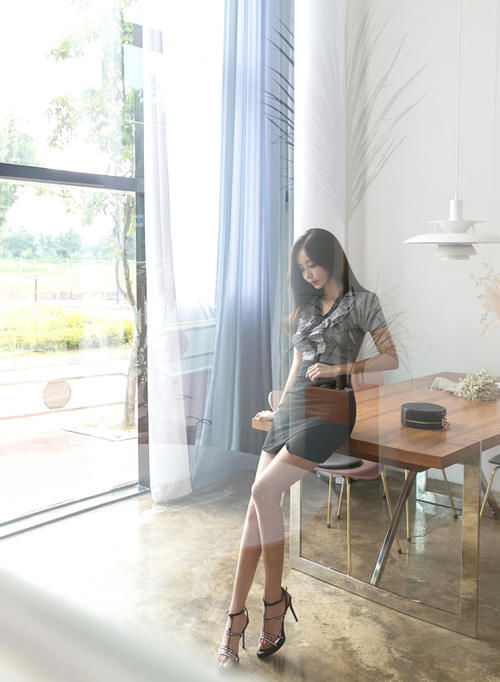 卷叶|孙允珠高清美图:条纹苜蓿卷叶流边水瓶领口衫#美女# #时尚#