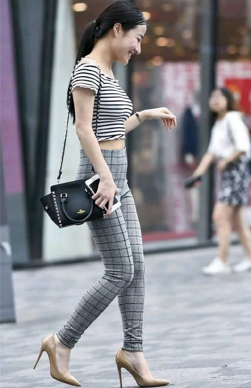 美女穿搭：秋高气爽的时节，格子裤和格子裙，轻松穿出休闲范儿！