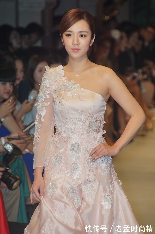 色彩@虽然王晓晨美得不出挑,可身材是真的好,穿刺绣裙又美又有韵味