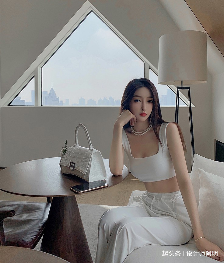 一字领 一字领性感背心如何穿搭搭配这样一条休闲裤,秀出你的S形曲线