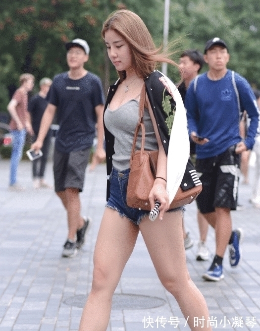 实力 还真别说,能驾驭得了低领口T恤,这才是真正的实力吧?