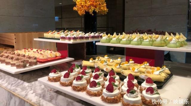 吃自助餐,聪明的人从来不拿这4种餐品,餐厅老板果然内行