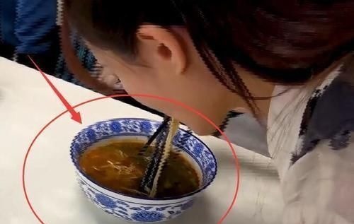 奔跑吧全员吃拉面:所有人口味都一样,唯独成毅与众不同