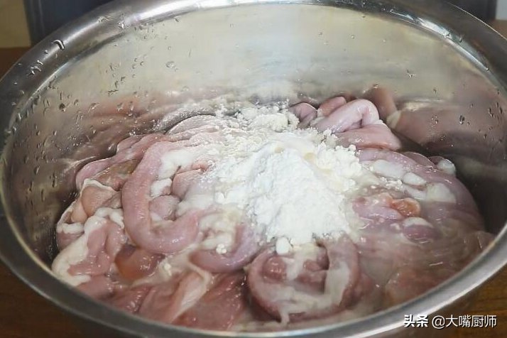 才知道洗猪大肠很简单,不加碱不加醋,20分钟洗净,不腥臭不油腻