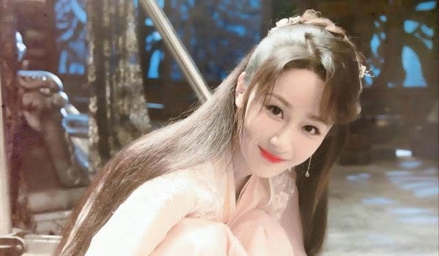 辟谣 《向往的生活》中张艺兴和杨紫在认真地辟谣,大家在认真地磕着CP