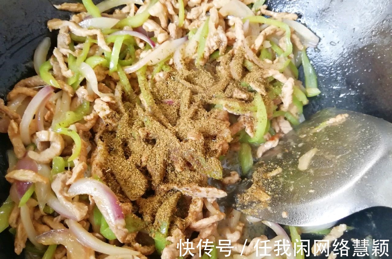 孜然炒肉这样做，满满的烧烤味，焦香脆口，香辣下饭