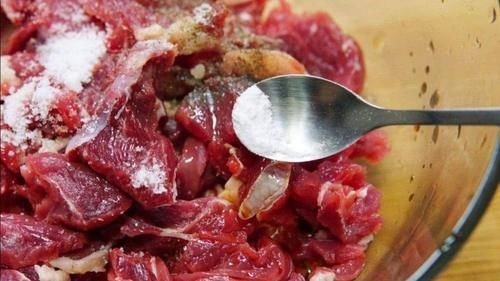 炒肉时,千万不要直接下锅饭店大厨用这个方法,立刻又香又嫩