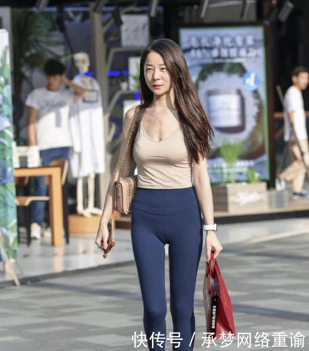 打底裤柔软舒身使得女性的整体气质变得“高雅”,时尚女神感觉