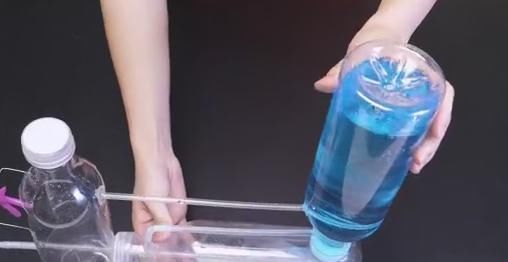 圆孔|塑料瓶变废为宝小妙招，做成一个“无限循环小水车”，有趣又好玩