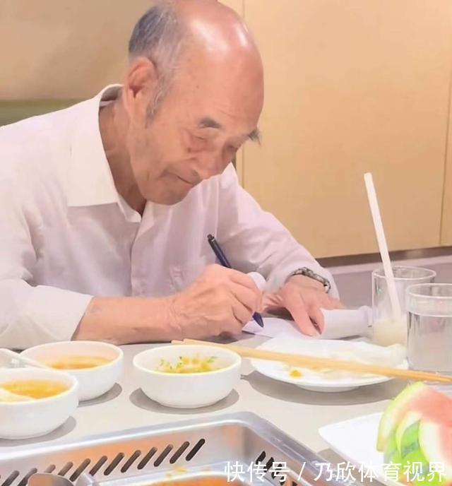 教养|地铁上一张照片引无数人怒赞:你的教养,就是孩子的起跑线