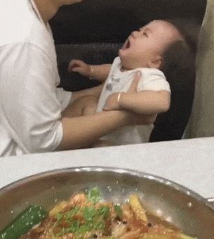 |搞笑GIF段子：头发就是这么梳没的，你确定还要梳下去？