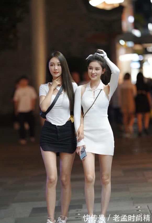 闺蜜 美女闺蜜手拉手逛街,她们展现的是友情,我们看到的是性感和美丽