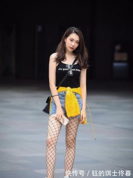 黑丝|街拍:黑丝网袜热裤长发美女