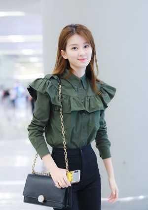 厉害了乔欣，荷叶边衬衫配修身裤勒出巴掌腰，“漫画腿”真实存在