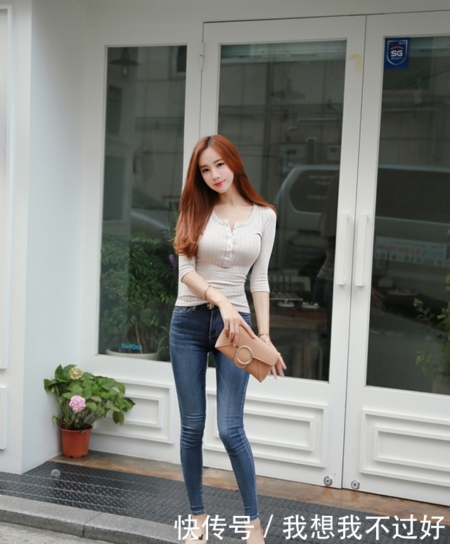 美丽|穿牛仔裤的女神,悄然透露出美丽的身材,十分有女人味