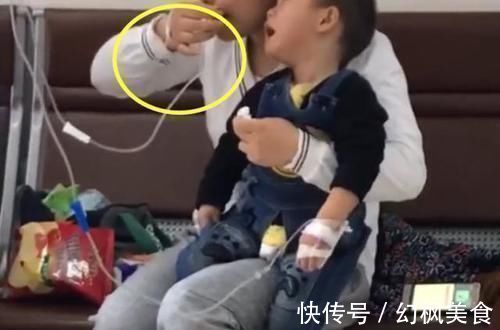 宝妈|儿子发高烧要挂水,宝爸急忙赶往医院,看到宝妈的手后忍不住泪目
