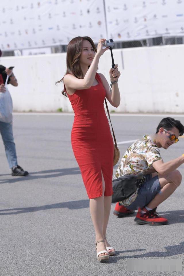 美女一条粉色的连衣裙,展现出了一种优雅出众又不失干练的美