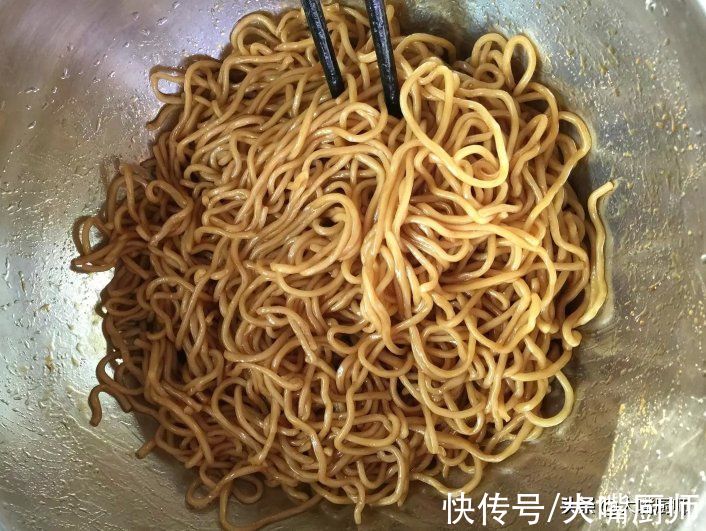 炒面条,不要煮好直接炒,学会3个技巧,面条筋道爽滑,不碎不粘