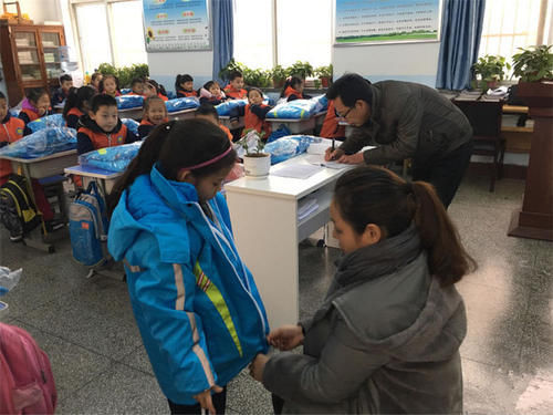 衣物|孩子每次回家都说冷,宝妈怀疑校服有问题,剪开校服后宝妈哭了