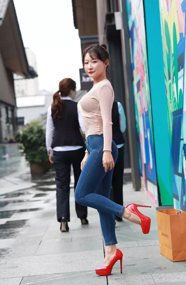 鞋面 脚上搭配一双高跟鞋,鞋面采用了渐变的设计,视觉上看上去很时尚