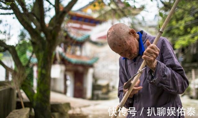 佛衣|他14岁出家,如今80多岁,曾救母割肉,一件佛衣走一生