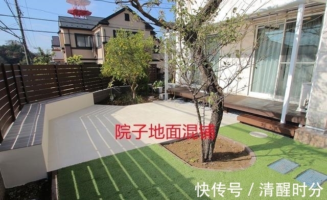 青石板|院子通铺水泥地过时了,甲板+草坪+沙地混铺,简单几种材料就很美