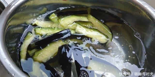 炒茄子简单好吃的做法,鲜香不油腻,开胃又下饭,实在太香了