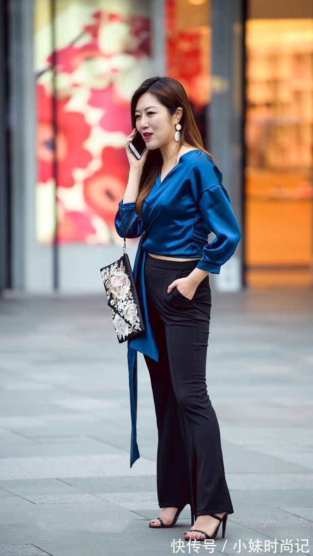 小姐姐|会穿搭就是美，蓝色绸缎衫配黑色“甩甩”裤，穿着优雅又时髦