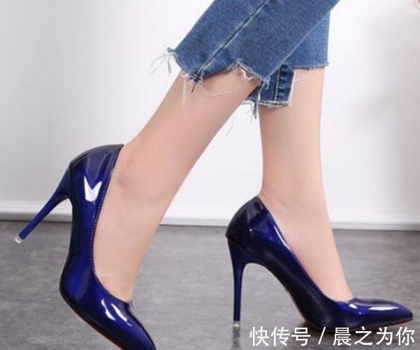 娇俏可人 细跟鞋融合精巧的尖头设计,让你显得更加娇俏可人!