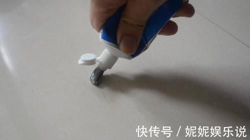 划痕|瓷砖上留下划痕怎么办?不用换新砖,老师傅教你一招,轻松修复
