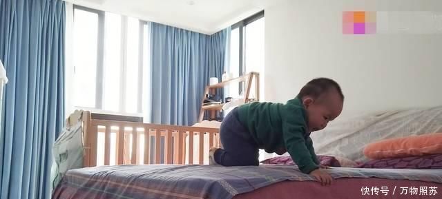 出人意料|萌娃看到爸爸突然下床,情急之下的反应出人意料,真能耐